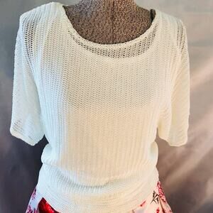 Susie In The City Womens Sz M White Chevron Open Mesh Knit ShortSleeve Lined Top